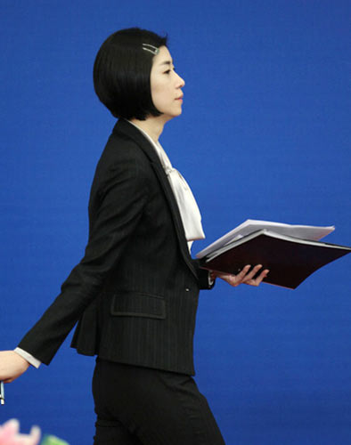 兩會(huì)花絮 美女翻譯用英語宣讀注意事項(xiàng)獲贊